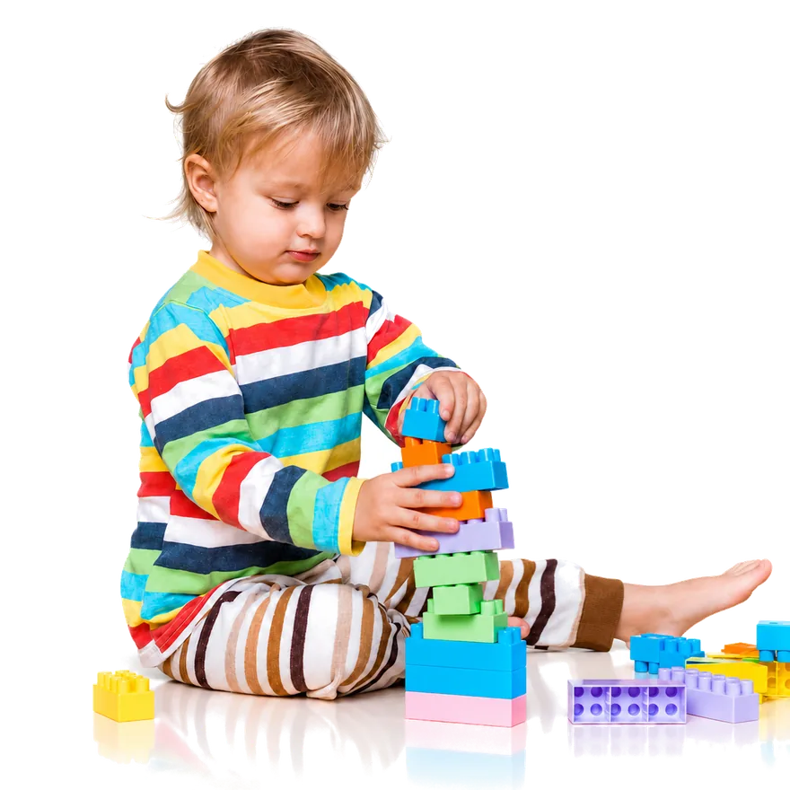 Criança brincando com blocos coloridos